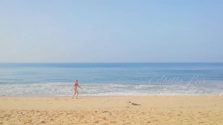 Abella Love: Delgada milf tomando sol y orina dos veces en la...