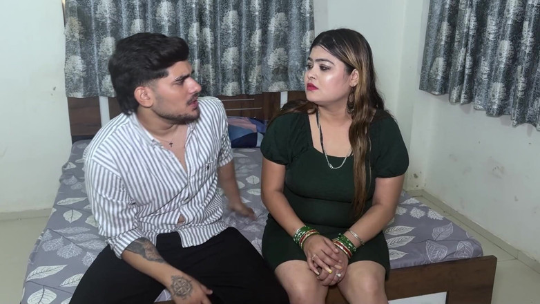 Pyari gudiya: Fată sexy sedusă de un băiat tânăr și face sex dur,...