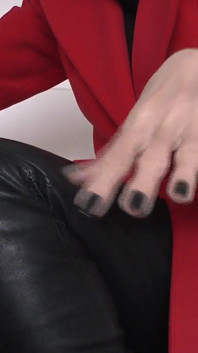 Lady Victoria Valente - casaco vermelho, calças de couro pretas, mãos bonitas, unhas pretas, close-ups, JOI