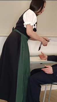 Indossando un dirndl tradizionale austriaco lei lo sega
