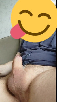 Eu masturbando suavemente meu pau duro e suave terminando em gozada cremosa derramada na camiseta