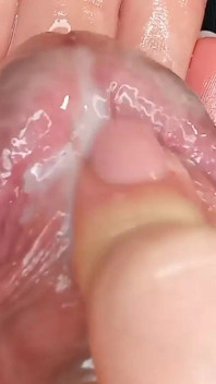 여러 번 사정하는 그의 창녀를 문지르는 그녀