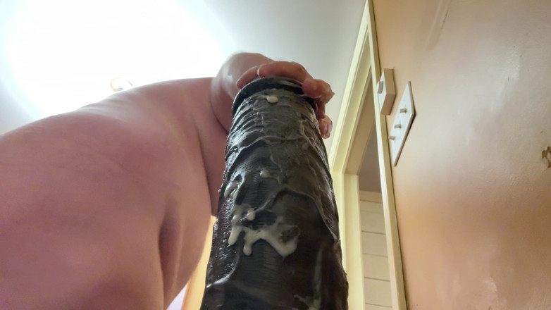 Charlieboy69: Ogromny ogromny dildo w moją dupę