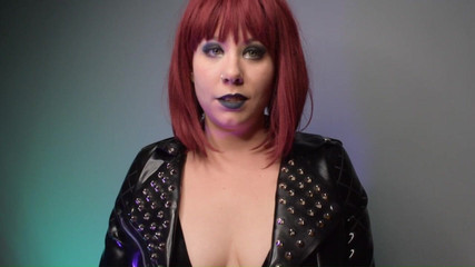 Deanna deadly: Kadın kılıklı tehdit vergisi