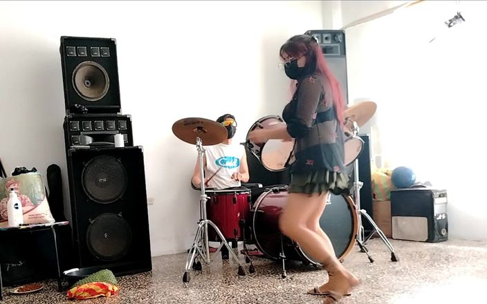 Goky: Hraje pro ni na bicí - Ona tančí, svléká se a...