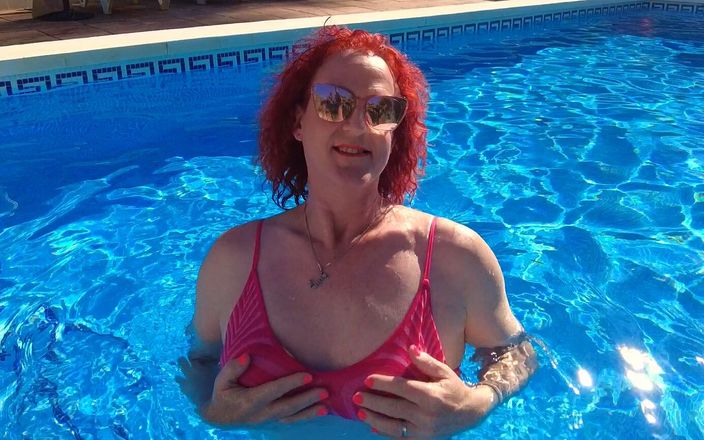 Mistress Jodie May: Sadece ben, bikinili, İspanya&amp;#039;da tatilde havuzda su sıçratıyor