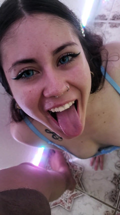 DherlyDoll: Mulut aduhai pelacur jalang ini dicrot sperma hangat