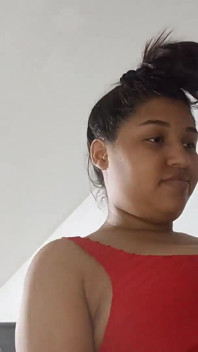 18-jarige brunette met grote doorhangende tieten uit New York, Verenigde Staten neuken de grote lul van haar stiefbroer, vrienden neuken