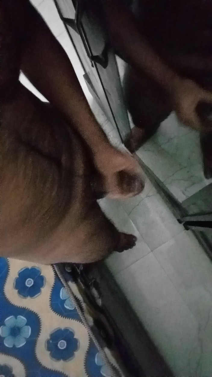 Raaz26d: Смазываю маслом мой большой хуй в спальне и мастурбирует перед зеркалом