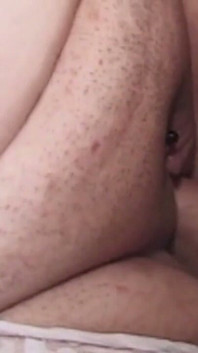 Une infirmière MILF à forte poitrine suce une bite pendant que ses seins se font adorer