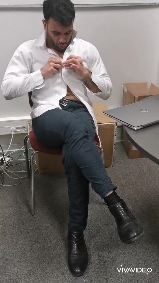 Straight Addickted: Regardez ce hétéro excité se branler discrètement au bureau ! Et...