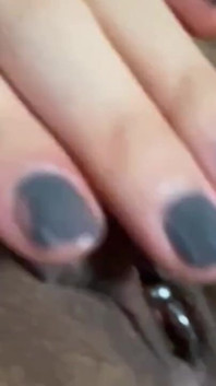 Ftm femboy masturbeert met piercing