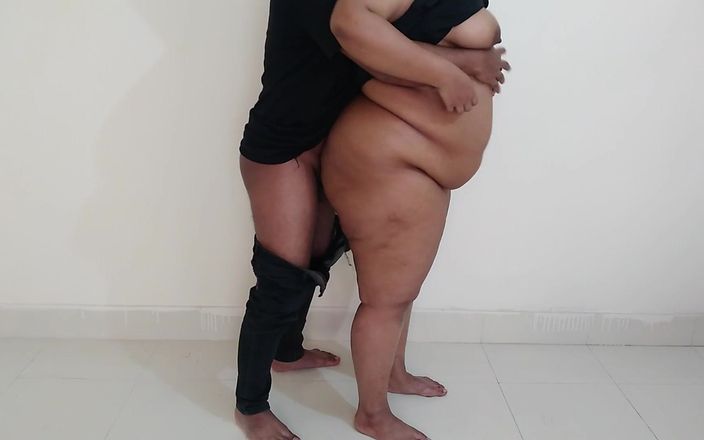 Aria Mia: İri güzel kadın 18 yaşındaki seksi üniversiteli kız büyük göğüslerini ve meme...