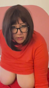 Velma este o curvă pentru vecinul ei