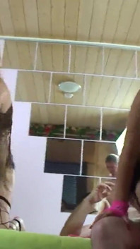Due ragazze bisex in un'orgia di scopa bollente con 6 ragazzi - parte 1