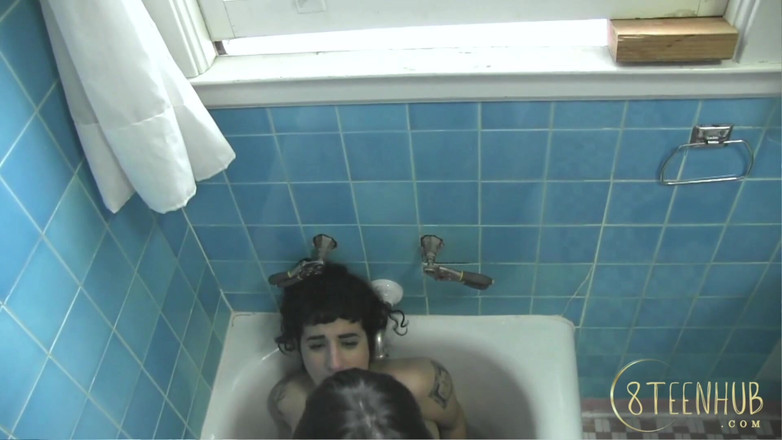 8TeenHub: 8teenhub - Sandy Bottoms e Arabelle Raphael Escono nella vasca da...