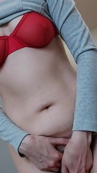 Îmi ating pizda lângă fereastră, și vizavi de o altă fereastră cineva se uită la mine, mă excită foarte mult