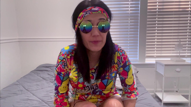 Kink in Time: Devyn's Groovy '60s Foot Worship 4K POV Sole Devotion väntar!