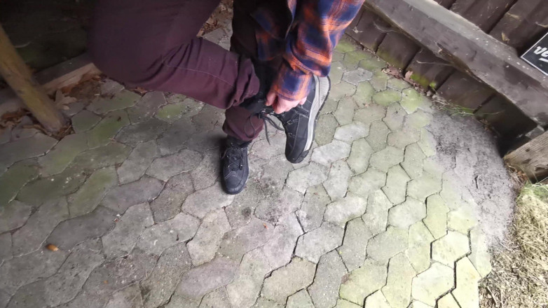 Bouncy Tits Action: Uderzenie jej cycków w pobliżu kolei i w małej chatce