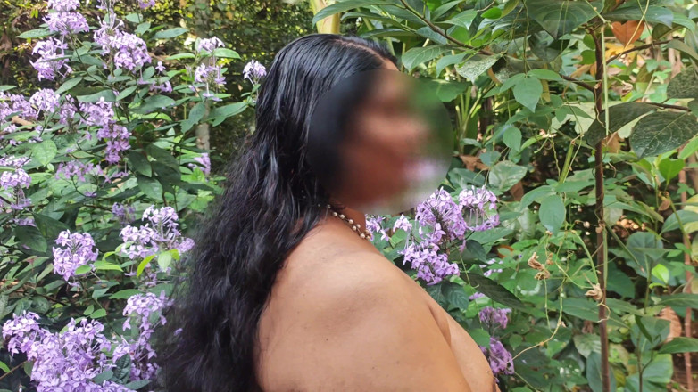 Anne Ipe: Beautiful Desi Girl Getting Nude Outside in the Garden