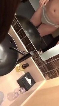 Une ancienne beauté geisha révèle sa nosquinerie intime pendant que son composition élégante se fond dans un moment de creampie profond et intense