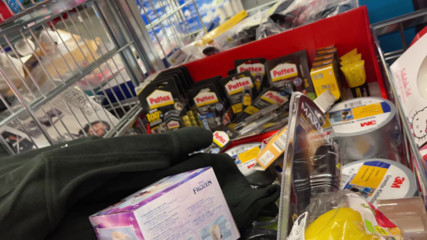 SlipCouple: Extrema punheta arriscada no supermercado um esperma roubado no produto:...