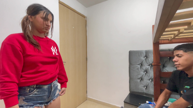 Brianasexx: 我帮助我的继妹拿钥匙，作为回报，她给了我一个美味的口交和美味的操逼
