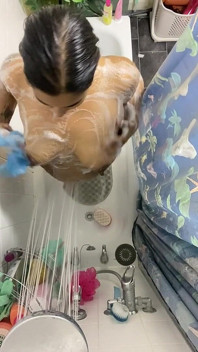 BBW-asiatin unter der dusche