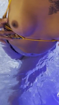 Bere latte in piscina