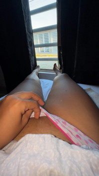 Tetangga lewat dan melihatku melalui jendela Dia selalu bermain gila dan melihat vaginaku