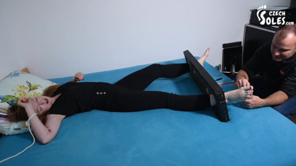 Czech Soles - foot fetish content: 大きな裸足の容赦ないくすぐり