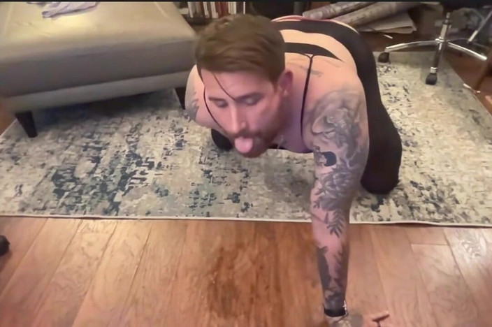 Dirtytrisha: Xé quần tất và đi tiểu