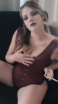 Kouření v sexy černém spodním prádle s kšandami