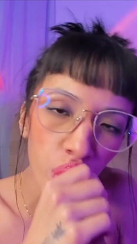 Kecil molek yang suci dalam cermin mata kehilangan kawalan: memancut dengan dildo monstrous