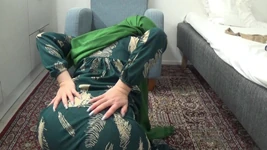 Mijn Arabische stiefmoeder neuken nadat ze masturbeert met een enorme zwarte dildo