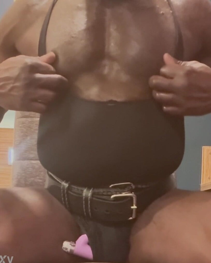 Black butt muscle: kaali paripakv manspeshiyon ekal stan aur vaibretar