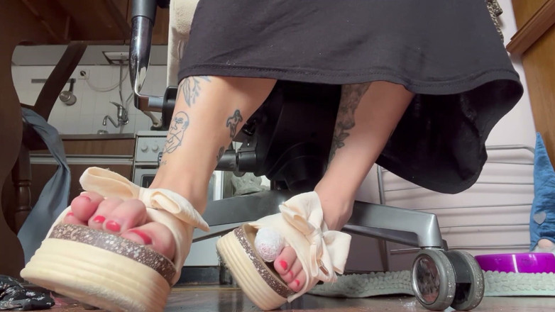 lanalovacutie: New Shoew Slippers with Pedicure