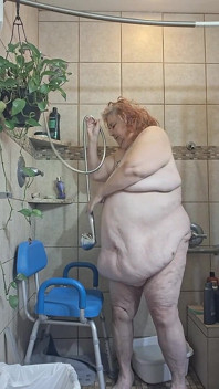 La Grande Bella Infermiera Vicki È Tutta Sudata E Deve Fare Pipì!!