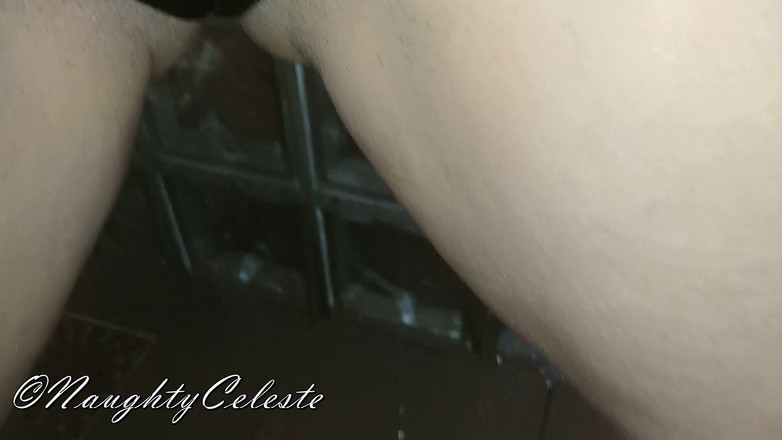 NaughtyCeleste: Девушка с большой задницей писает на пол