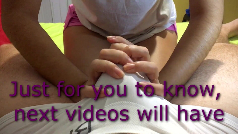 College-couple: 我们希望听到我们的订阅者，而她穿着我的白色内衣自慰