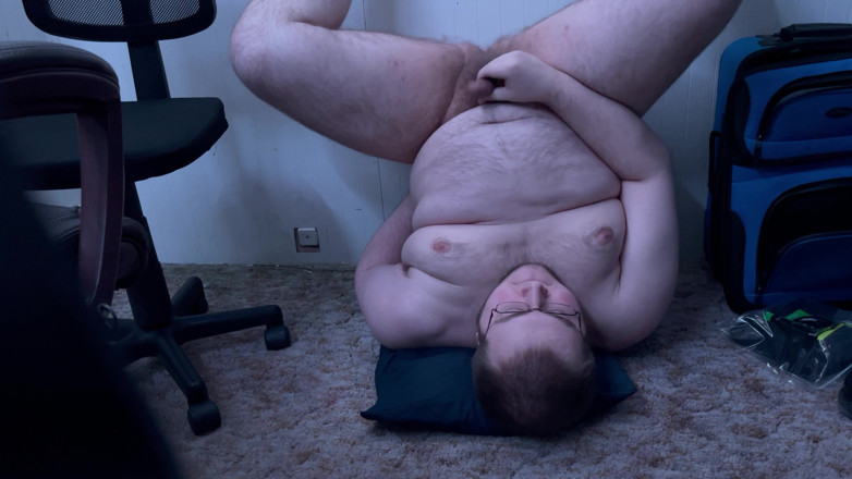 Chubbybidude: Molliger schwuler typ kommt in seinen eigenen mund