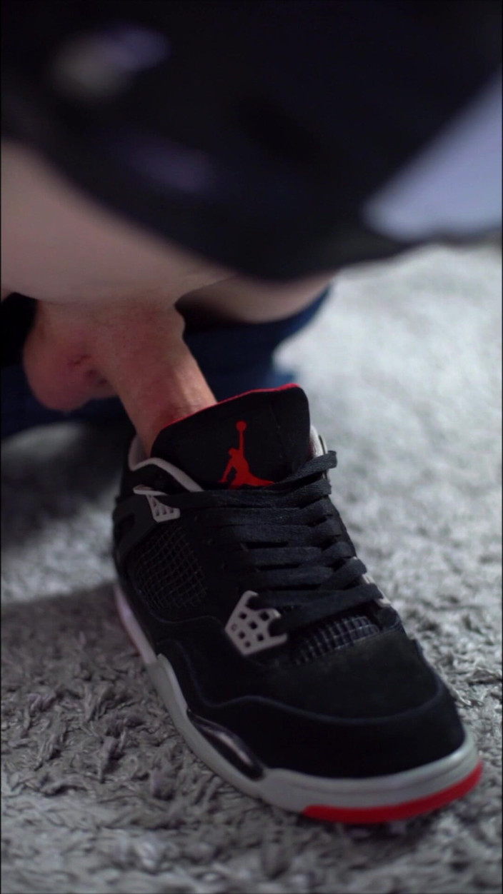 Sneakersmax98: 玩佐敦复古 iv 运动鞋并在里面射精