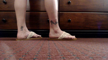 Abby Anna: Stojící kožené flipflops hry