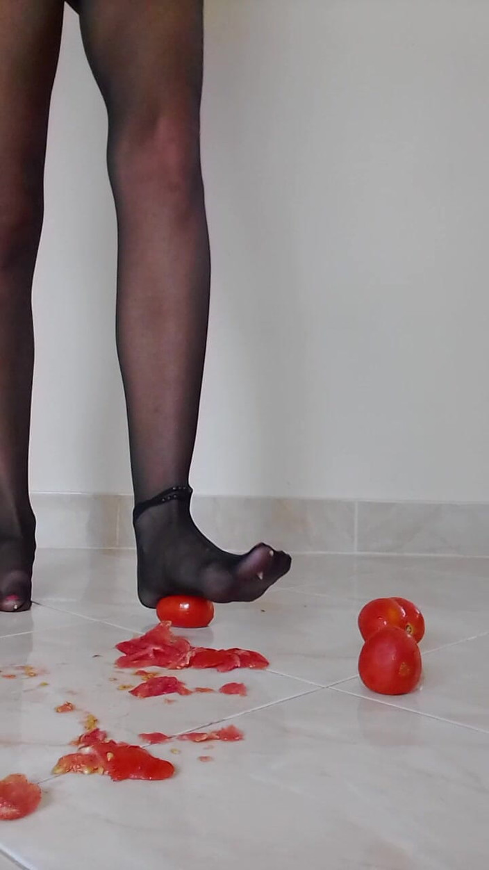 MissAnja_FH: Tomato Crushing dalam pantyhose hitam