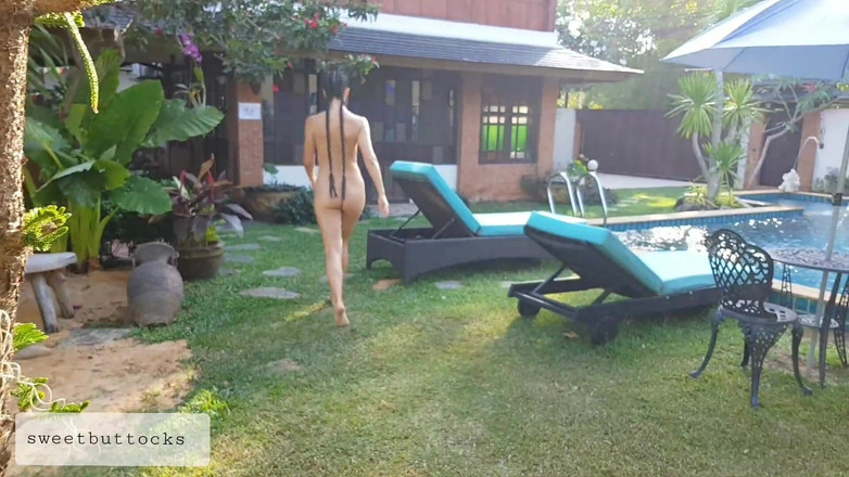 Sweet Buttocks: Uživám si bazén sám
