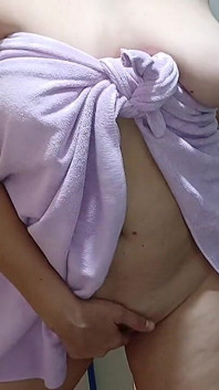 隣人のセクシーなママがトイレから出てくると私を誘惑する