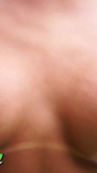 Tetona transex rubia aliviando cachonda