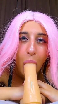 Punto di vista la ragazza e-girl con i capelli rosa fa ahegao faccia e si strozza duramente mentre fa un pompino salivoso ad un enorme dildo