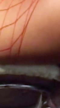 Kalın yaraklı sarışın büyük memeli travesti bir adamla götten sikişiyor