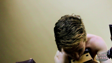 Bare Twinks: Nico Menandatangani Pantatnya